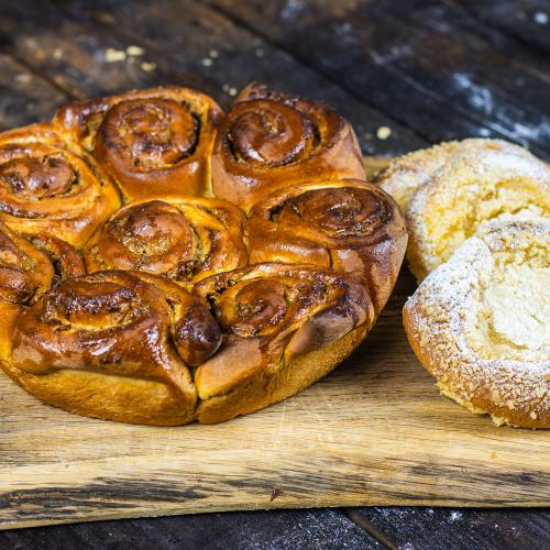 Формовані здобні булочки з начинками. Булочки з лимонним курдом. Нарізні булочки з горіховою начинкою.