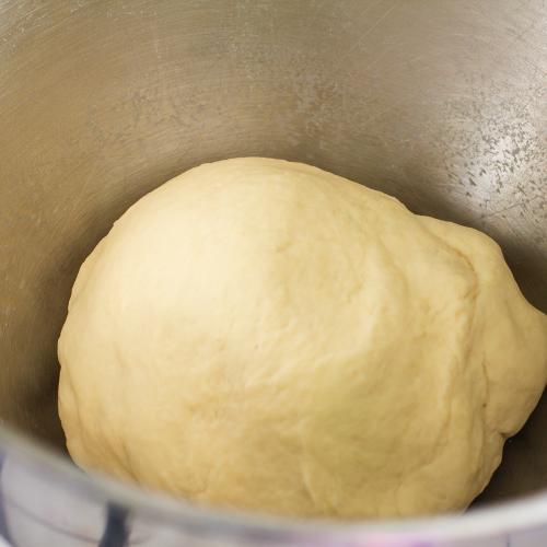 Етапи приготування та випікання здобного дріжджового тіста.