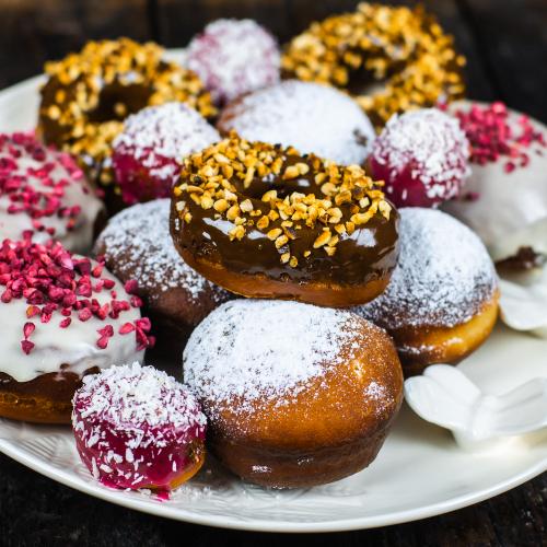 Смажена здоба. Пампухи з різними начинками та кільця з глазур’ю.