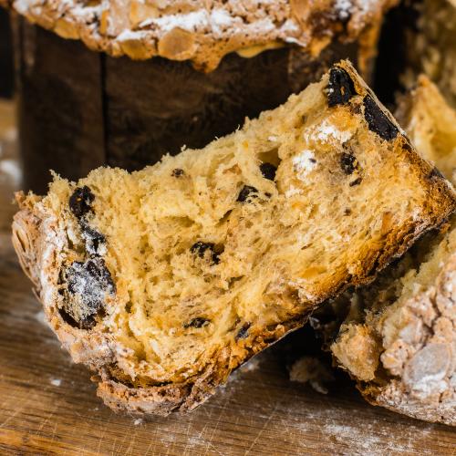 Багате здобне тісто. Паска з амаретто, мигдалем та в’яленими вишнями.
