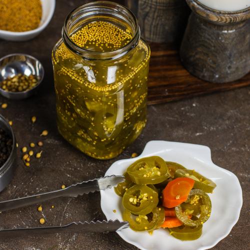 Маринований кисло-солодкий гострий перець.